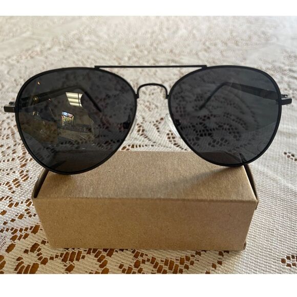 New Aviator Black Sunglasses POLARIZED Lens Gold Detail Nice ~Unisex - Picture 3 of 6